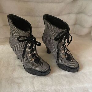 Michael Antonio Black,White &Red plaid fabric lace up boots, black trim SZ7.5